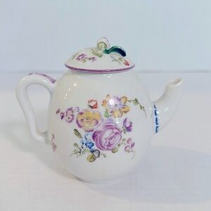 Vintage VIctoria and Albert Museum Mennecy 1985‎ Porcelain Mini Teapot 4" x 5"